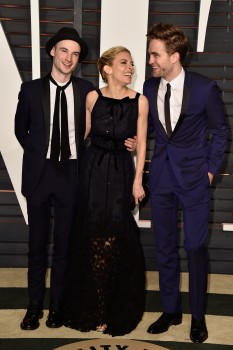 24 Febrero - Más imágenes de Rob y sus amigos en la fiesta de los Oscars de Vanity Fair!!! (22 Febrero) 479f3d392575236