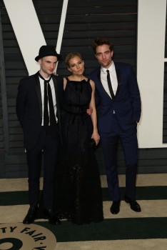 24 Febrero - Más imágenes de Rob y sus amigos en la fiesta de los Oscars de Vanity Fair!!! (22 Febrero) A98faa392578427