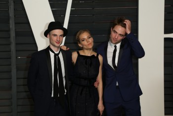 24 Febrero - Más imágenes de Rob y sus amigos en la fiesta de los Oscars de Vanity Fair!!! (22 Febrero) Eb1d35392578461