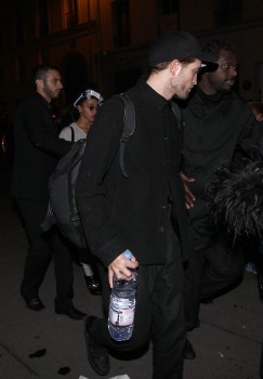 5 Marzo - Nuevas fotos y video de Rob y FKA Twigs en París, anoche!!! Dabc20394991363