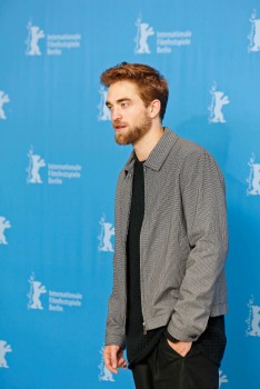 12 Marzo - Nuevas / Antiguas imágenes de Rob en la Berlinale, en HQ y UHQ!!! (Parte 1) 1b10bc395435357