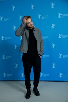 12 Marzo - Nuevas / Antiguas imágenes de Rob en la Berlinale, en HQ y UHQ!!! (Parte 1) Eca9ee395437429