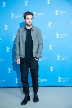 12 Marzo - Nuevas / Antiguas imágenes de Rob en la Berlinale, en HQ y UHQ!!! (Parte 1) 03b5f4395444953