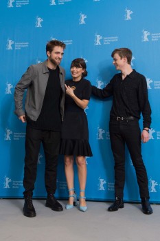 12 Marzo - Nuevas / Antiguas imágenes de Rob en la Berlinale, en HQ y UHQ!!! (Parte 1) 7f94f9395444266