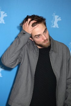 12 Marzo - Nuevas / Antiguas imágenes de Rob en la Berlinale, en HQ y UHQ!!! (Parte 1) 8d1a09395447570