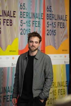 12 Marzo - Nuevas / Antiguas imágenes de Rob en la Berlinale, en HQ y UHQ!!! (Parte 1) A862b8395451310