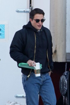 19 Febrero - Nuevas fotos de Rob y Dane Dehann llegando al set de "Life"!!! 65d9af309001282