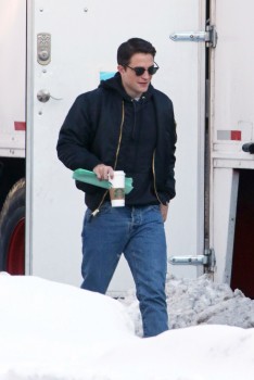 19 Febrero - Nuevas fotos de Rob y Dane Dehann llegando al set de "Life"!!! 8d3dd8309001247