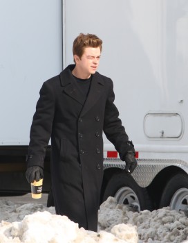 19 Febrero - Nuevas fotos de Rob y Dane Dehann llegando al set de "Life"!!! 18eb65309032091