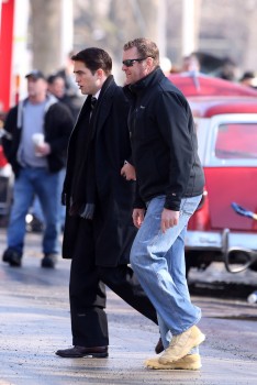 19 Febrero - Nuevas fotos de Rob y Dane Dehann llegando al set de "Life"!!! 7fdaf7309053292