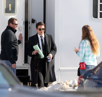 19 Febrero - Nuevas fotos de Rob y Dane Dehann llegando al set de "Life"!!! E83fc9309053689