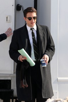 19 Febrero - Nuevas fotos de Rob y Dane Dehann llegando al set de "Life"!!! F3090e309053733