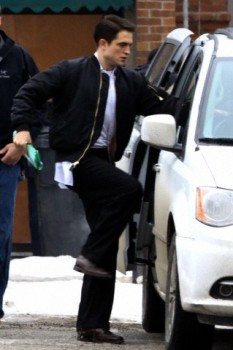 20 Febrero - Nuevas Fotos De Rob en El Set de "Life"!!! (20 Febrero 2014) 6a1f93309287744