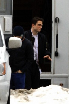 20 Febrero - Nuevas Fotos De Rob en El Set de "Life"!!! (20 Febrero 2014) D2b245309287750