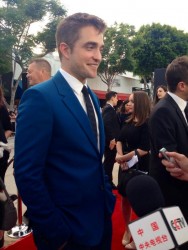 13 Junio - Más de Rob en la Premiere de The Rover en LA!!! F5606c332776625