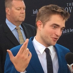 13 Junio - Más de Rob en la Premiere de The Rover en LA!!! F711aa332772027