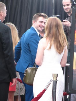 29 Junio - Más de 190 Fan Fotos de Rob de la premiere de "The Rover"!!! 0efdf7335011714