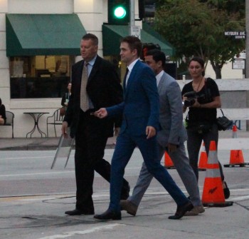 29 Junio - Más de 190 Fan Fotos de Rob de la premiere de "The Rover"!!! 47ca6a335011347