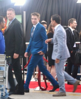 29 Junio - Más de 190 Fan Fotos de Rob de la premiere de "The Rover"!!! 5fed8b335011843