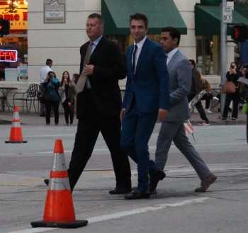 29 Junio - Más de 190 Fan Fotos de Rob de la premiere de "The Rover"!!! 6a717a335011376