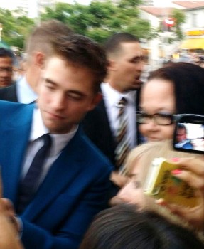 29 Junio - Más de 190 Fan Fotos de Rob de la premiere de "The Rover"!!! 75e798335012213