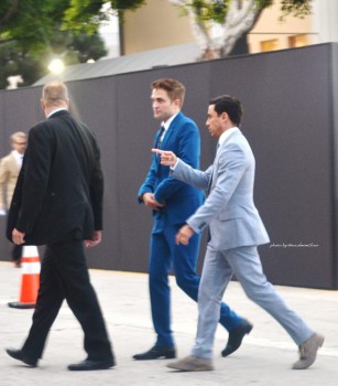 29 Junio - Más de 190 Fan Fotos de Rob de la premiere de "The Rover"!!! C23042335011858