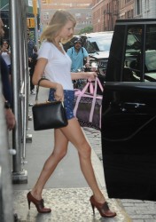 Taylor Swift - leggy, leaving her apartment in New York City Cdd267338618975