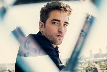 19 Julio - Precioso Nuevo retrato de Rob para la promo de The Rover en LA!!! 775e1d339832438