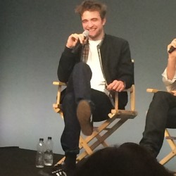 10 Agosto - Más Fotos Fan de Robert en The Rover Q&A 'Meet The Filmmakers' At The Apple Store!!! 1ebffa344044411