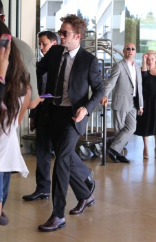 16 Agosto - Nuevas fotos HQ de Robert Pattinson llegando al HFPA Grants Banquet!!! (14 Agosto) 28afd3345228988