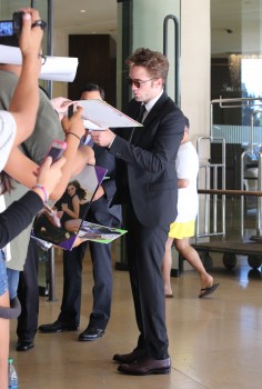 16 Agosto - Nuevas fotos HQ de Robert Pattinson llegando al HFPA Grants Banquet!!! (14 Agosto) 39b71c345228886