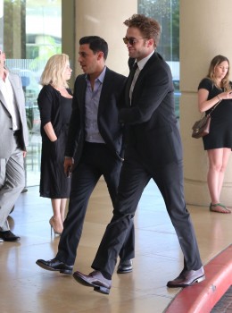 16 Agosto - Nuevas fotos HQ de Robert Pattinson llegando al HFPA Grants Banquet!!! (14 Agosto) 3bbbbd345228702