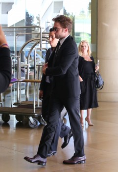 16 Agosto - Nuevas fotos HQ de Robert Pattinson llegando al HFPA Grants Banquet!!! (14 Agosto) 8cc1d7345228746