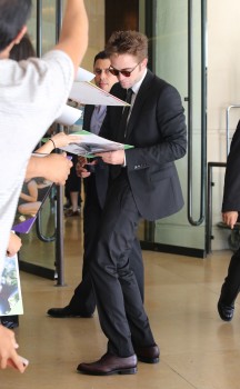 16 Agosto - Nuevas fotos HQ de Robert Pattinson llegando al HFPA Grants Banquet!!! (14 Agosto) 8d4a11345228838