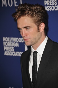 16 Agosto - Robert Pattinson at the HFPA Charity Installation Dinner in Beverly Hills, CA!!! (14 Agosto) 9f71e4345370142