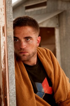 25 Agosto - Nuevos Stills de The Rover!!! Df4329346978211