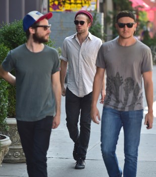 29 Agosto - Nuevas fotos de Rob y sus amigos en NYC!!! (27 Agosto) 57b1a5347729706