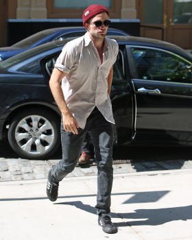 29 Agosto - Nuevas fotos de Rob y sus amigos en NYC!!! (27 Agosto) 436d8b347731576