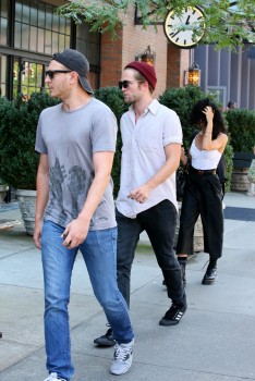 29 Agosto - Nuevas fotos de Rob y sus amigos en NYC!!! (27 Agosto) 68e5bb347730290