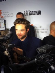 10 Septiembre - Rob en la Premiere de MTTS en TIFF!!! 393c4b350341674