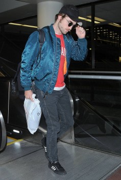 26 Octubre - Nuevas imágenes de Rob llegando a Lax desde Toronto!!! (24 Octubre) 7a314c360092709