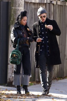 3 Noviembre - Nuevas fotos HQ de Rob y FKA Twigs en Toronto ayer!!! ( 2 Noviembre) * AÑADIDAS + IMÁGENES * 5f7d33362055818