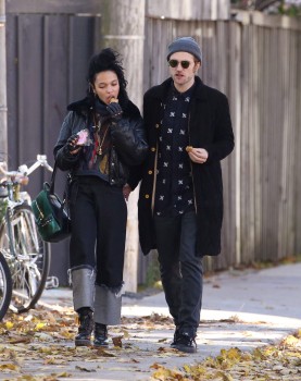 3 Noviembre - Nuevas fotos HQ de Rob y FKA Twigs en Toronto ayer!!! ( 2 Noviembre) * AÑADIDAS + IMÁGENES * A3fd38362056764