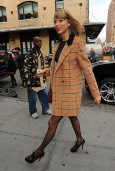 Taylor Swift Shopping in NYC 11/12/14 16db3c363966305