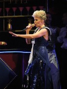 Кайли Миноуг (Kylie Minogue) Manchester Arena (21xHQ) 4e5fc7372233164