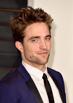 23 Febrero - Imágenes de Rob en la Fiesta de los Oscars de Vanity Fair!!! Fb0b43392390473