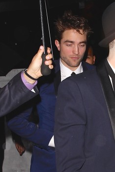 23 Febrero - Imágenes de Rob en la Fiesta de los Oscars de Vanity Fair!!! 107952392454354