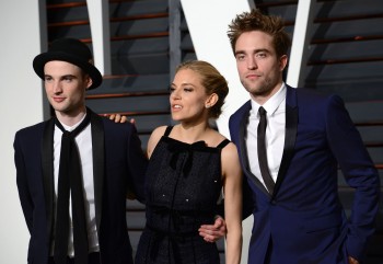 24 Febrero - Más imágenes de Rob y sus amigos en la fiesta de los Oscars de Vanity Fair!!! (22 Febrero) 6e8eb5392577453