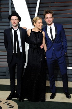 24 Febrero - Más imágenes de Rob y sus amigos en la fiesta de los Oscars de Vanity Fair!!! (22 Febrero) 9bb1ad392576017