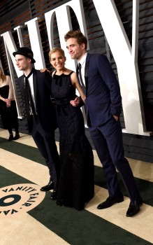 24 Febrero - Más imágenes de Rob y sus amigos en la fiesta de los Oscars de Vanity Fair!!! (22 Febrero) Ac0338392575788